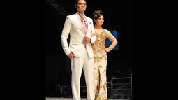 Jonas mengenakan setelan serba putih, sementara Asmirandah tampak anggun dalam balutan kebaya bernuansa emas, Jakarta, (3/9/14). (Liputan6.com/Panji Diksana)