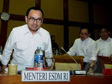 Menteri ESDM Sudirman Said mengikuti rapat kerja dengan Komisi VII DPR RI di Komplek Parlemen, Jakarta, Rabu (08/04/2015). Rapat tersebut diantaranya membahas kenaikan harga BBM, listrik, gas, serta pengelolaan blok Mahakam. (Liputan6.com/Andrian M Tunay)