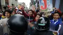 Suasana bentrokan antara guru dan polisi di Lima, Peru,  (24/8). Sejumlah  Guru sekolah umum menuntut kenaikan gaji. (AP Photo / Martin Mejia)