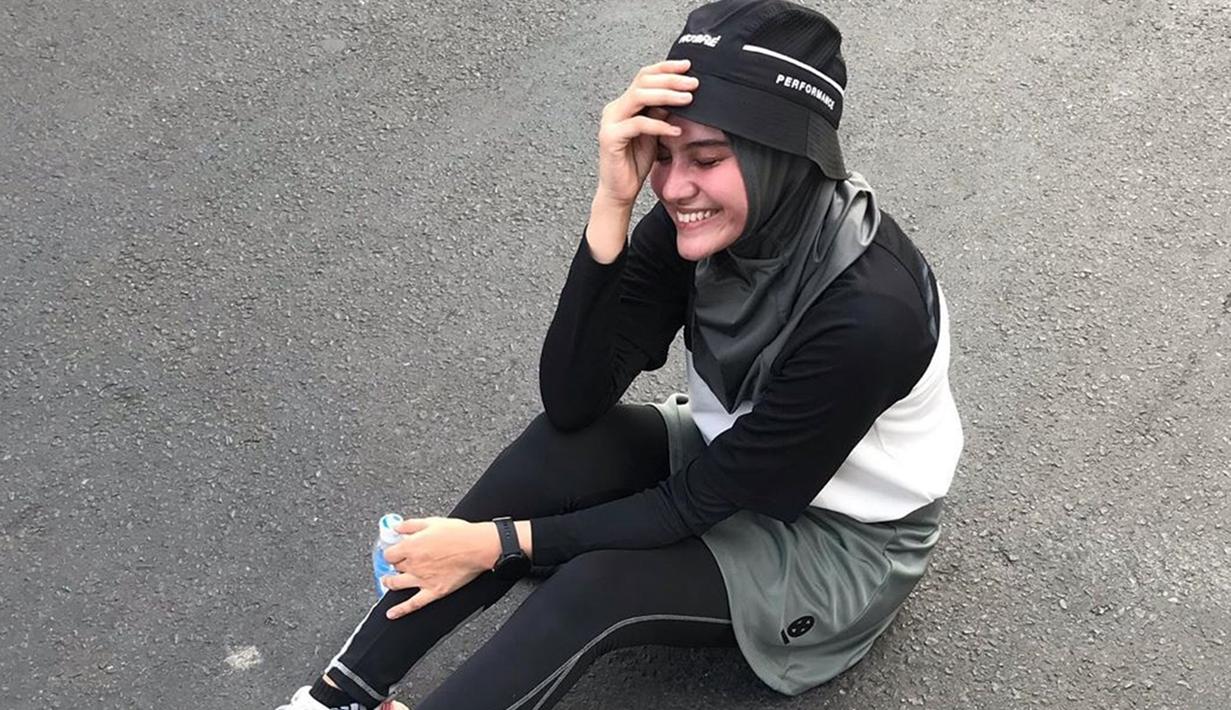 Meski menggunakan hijab, Zee Zee tetap memesona saat menekuni olahraga lari ini. Penampilan hijab debgan busana olahraga, ia juga memakai topi. (Liputan6.com/IG/@zeezeeshahab)