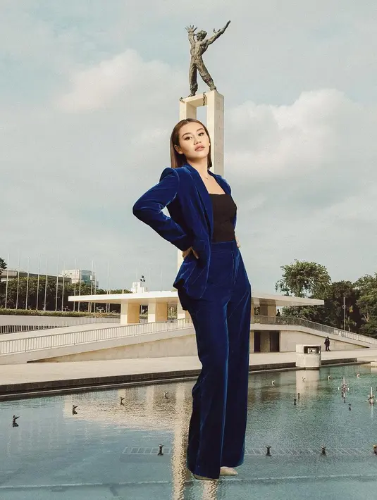 Aaliyah Massaid terlihat kembali mengenakan satu set baju yang serasi. Ia tampil elegan mengenakan tank top hitam, ditumpuknya dengan set blazer dan celana panjang velvet berwarna biru navy. [Foto: Instagram/aaliyah.massaid]