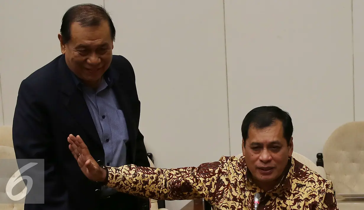Nurdin Halid bersama Kahar Muzakir memberikan keterangan pers di Gedung DPR/MPR, Jakarta, Rabu (23/11). Rapat tersebut memutuskan untuk mengangkat Ketua Umum PG Setya Novanto menjadi Ketua DPR menggantikan Ade Komarudin. (Liputan6.com/Johan Tallo)