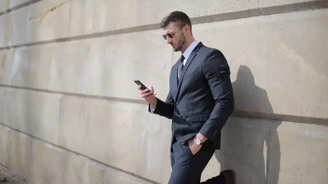 Ilustrasi main HP, menyemangati pacar lewat HP