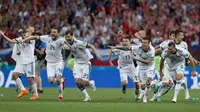 Pemain Rusia berselebrasi setelah sang kiper, Igor Akinfeev menahan tendangan penalti timnas Spanyol pada babak 16 besar Piala Dunia 2018 di Stadion Luzhniki, Minggu (1/7). Rusia lolos ke perempat final setelah menang adu penalti 4-3. (AP/Manu Fernandez)