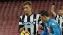 Kiper Udinese, Simone Scuffet (kiri) menghalau bola dari kejaran pemain Napoli, Jose Callejon pada laga Coppa Italia di San Paolo stadium, Naples, (19/12/2017). Napoli menang 1-0. (Cesare Abbate/ANSA via AP)
