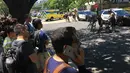 Para mahasiswa dievakuasi ke tempat aman setelah insiden penusukan massal di University of Texas, Austin, AS, Senin (1/5). Insiden yang menewaskan satu orang itu terjadi di dekat gymnasium kampus. (Tamir Kalifa/Austin American-Statesman via AP)