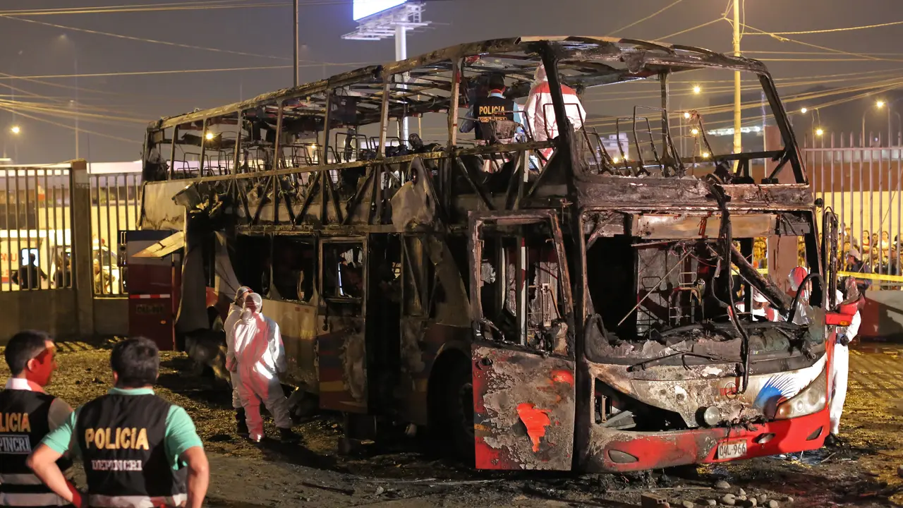 Bus Terbakar di Peru
