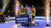 Tim Hurricanes merayakan juara Badminton XL 2025 setelah mengalahkan tim Rockets dalam laga final yang berlangsung di Istora Senayan, Jakarta, Minggu (05/10/2025). (Bola.com/Bagaskara Lazuardi)