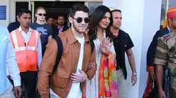 Aktris India Priyanka Chopra (kanan) dan musisi AS Nick Jonas (kiri) tiba di Jodhpur, Rajasthan, India, Kamis (29/11). Chopra dan Nick akan menikah pada 2 Desember 2018. (Sunil VERMA/AFP)