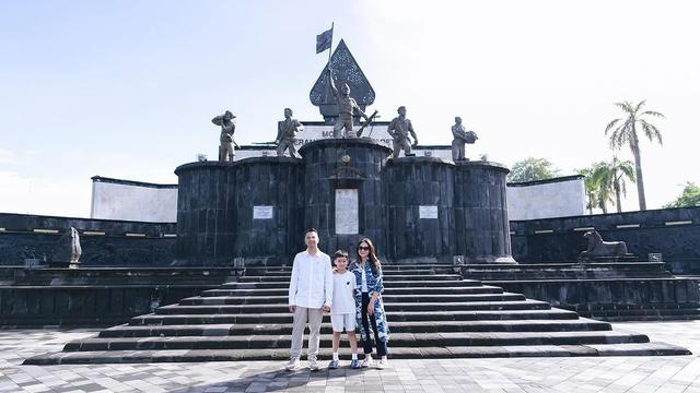 Momen keluarga Raffi Ahmad berlibur ke Museum Benteng Vredeburg (credit: instagram/raffinagita1717)
