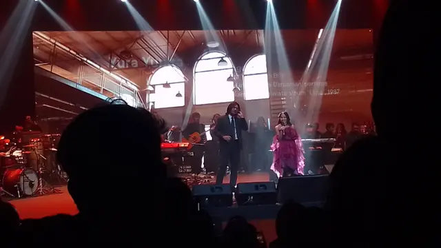 Yura Yunita dan Bilal Indrajaya di Konser Jejak Candra Darusman