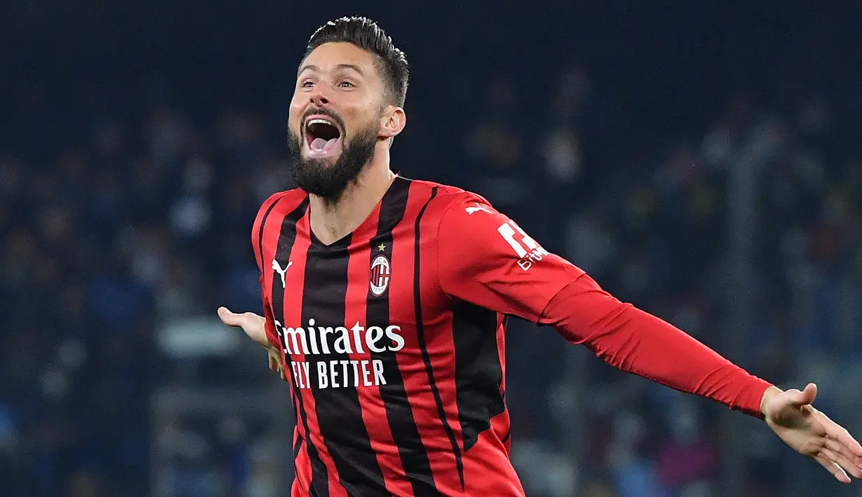 Olivier Giroud. Striker Prancis berusia 35 tahun ini baru 1 musim memperkuat AC Milan. Ia didatangkan dari Chelsea pada awal musim 2021/2022 dengan nilai transfer 1 juta euro dengan durasi kontrak hingga Juni 2023. Hingga kini ia telah tampil dalam 38 laga di semua ajang dengan torehan 14 gol dan 4 assist dan turut membawa AC Milan meraih gelar Scudetto 2021/2022. (AFP/Tiziana Fabi)