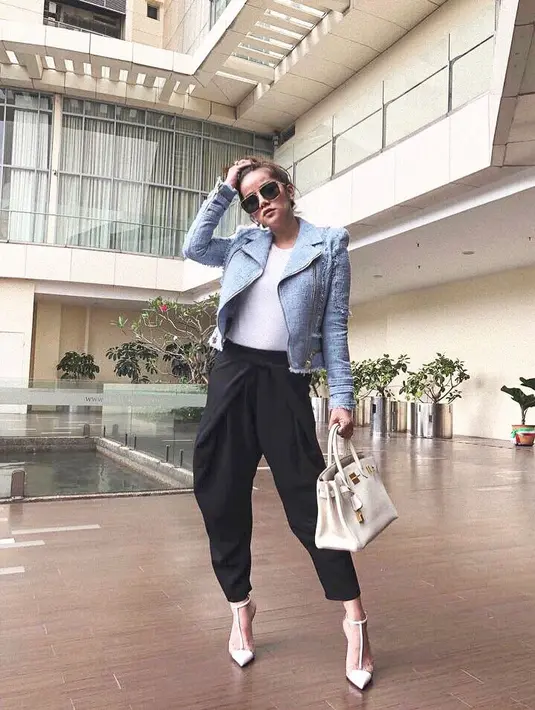 Meski bergaya yang simple, namun Olla kerap tampil elegan dan kece. Ia memakai celana hitam yang dipadukan kaus putih dan jaket denim sebagai outer. Heels dan kacamata hitamnya membuat Olla makin memikat. (Instagram/ollaramlanaufar)