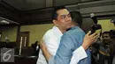 Mantan Ketua Komisi D DPRD DKI Jakarta, M. Sanusi memeluk kenalannya usai menjalani sidang lanjutan di Pengadilan Tipikor, Jakarta Pusat, Kamis (29/12). (Liputan6.com/Helmi Affandi)
