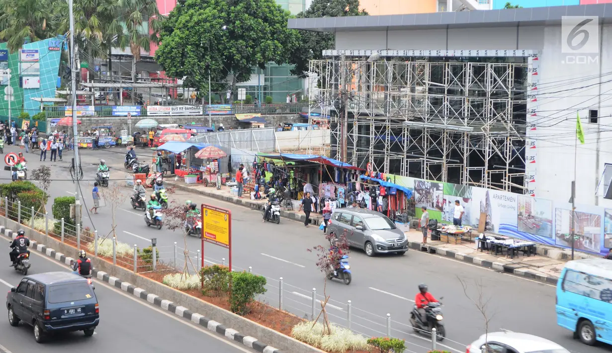 Suasana trotoar di depan Terminal Depok, Jawa Barat, Kamis (17/1). Trotoar Terminal Depok tidak bisa digunakan pejalan kaki menjelang sore lantaran diokupasi pedagang kaki lima (PKL). (Liputan6.com/Herman Zakharia)