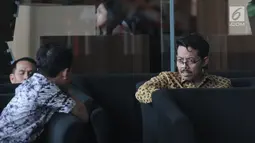 Rektor UIN Sunan Ampel, Masdar Hilmy (kanan) berada di ruang tunggu saat memenuhi panggilan penyidik KPK di Jakarta, Senin (17/6/2019). Masdar diperiksa sebagai saksi terkait kasus seleksi jabatan di lingkungan Kementerian Agama tahun 2018-2019 untuk tersangka Romahurmuziy. (merdeka.com/Dwi Narwoko)