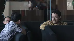 Rektor UIN Sunan Ampel, Masdar Hilmy (kanan) berada di ruang tunggu saat memenuhi panggilan penyidik KPK di Jakarta, Senin (17/6/2019). Masdar diperiksa sebagai saksi terkait kasus seleksi jabatan di lingkungan Kementerian Agama tahun 2018-2019 untuk tersangka Romahurmuziy. (merdeka.com/Dwi Narwoko)