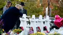 Presiden Donald Trump didampingi Melania Trump dan Rabbi Jeffrey Myers saat meletakkan batu dari Gedung Putih di monumen peringatan penembakan maut di sinagog Tree of Life, Kota Pittsburgh, Pennsylvania, AS, Selasa (30/10). (AP Photo/Andrew Harnik)