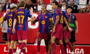 Raphinha dari Barcelona, ​​tengah, merayakan bersama rekan satu timnya setelah mencetak gol ketiga timnya selama pertandingan La Liga Spanyol antara Sevilla dan Barcelona di Seville, Spanyol, Minggu (20-9-2026) dini hari WIB. (AP Photo/Jose Breton)