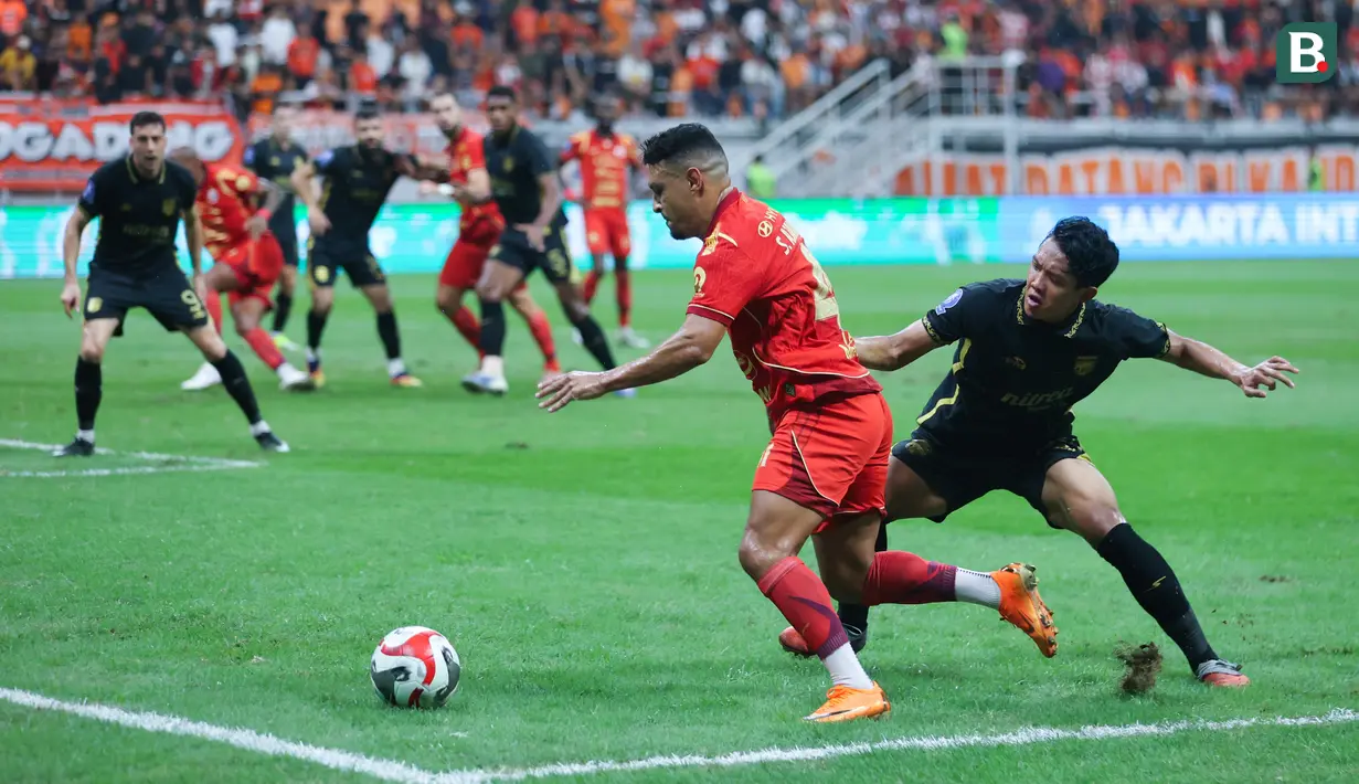 Pemain Persija Jakarta, Alaaeddine Ajaraie, berusaha melewati pemain Borneo FC Samarinda, Alfarezzi Buffon, dalam laga pekan ke-24 BRI Super League di Jakarta International Stadium (JIS), Selasa (3/3/2026). (Bola.com/M Iqbal Ichsan)