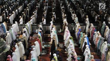 Khusyuk, Ribuan Jemaah Salat Tarawih Pertama di Masjid Istiqlal