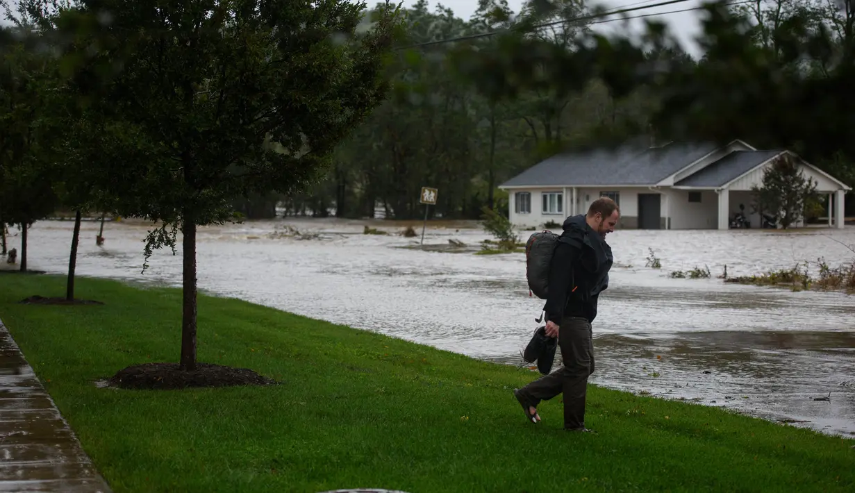 Badai juga merendam rumah warga dan sejumlah area bisnis mengalami mati listrik. (Melissa Sue Gerrits/Getty Images North America/Getty Images via AFP)