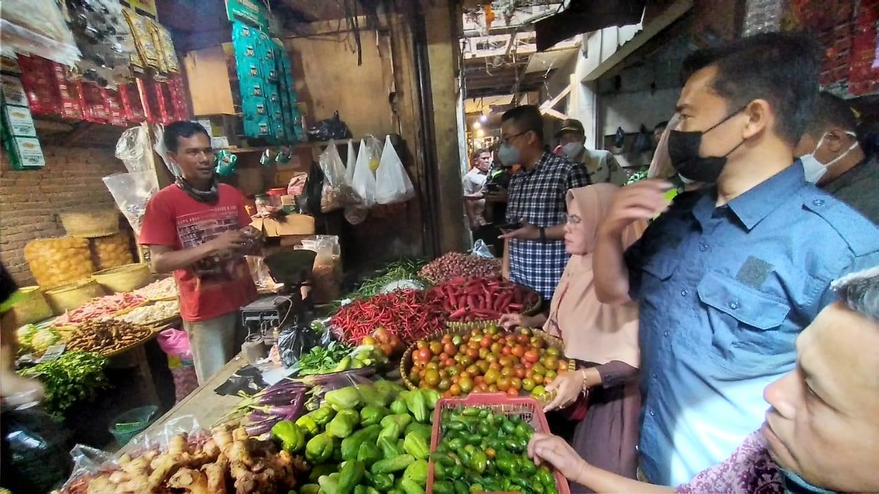 Sejumlah petugas Dinas UMKM dinas Perdagangan dan Perindustrian beserta petugas Polres Kabupaten Tasikmalaya tengah melakukan survei harga komoditas pertanian jelang pergantian tahun.