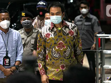 Wakil Ketua DPR RI Azis Syamsuddin tiba di Gedung KPK, Jakarta, Jumat (24/9/2021). Kehadiran Azis untuk menjalani pemeriksaan pertama terkait kasus dugaan suap penanganan perkara di Kabupaten Lampung Tengah. (Liputan6.com/Faizal Fanani)