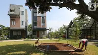 Pekerja membangun taman untuk mempercepat progres pembangunan di kawasan hunian Synthesis Huis, Cijantung, Jakarta, Kamis (30/06/2022). (Liputan6.com/Fery Pradolo)