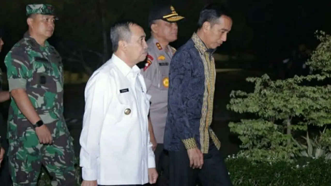 Presiden Joko Widodo didampingi Gubernur Riau Syamsuar ketika mendarat di Pekanbaru untuk memantau Karhutla dan kabut asap.