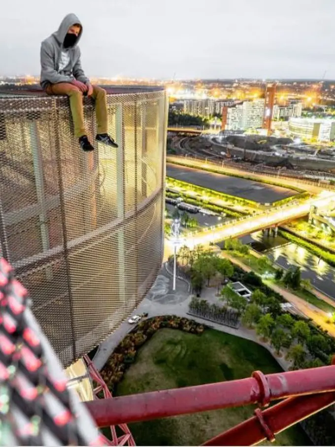 [Bintang] Bikin Lutut Lemas, Pria Ini Panjat Gedung Tinggi Tanpa Pengaman