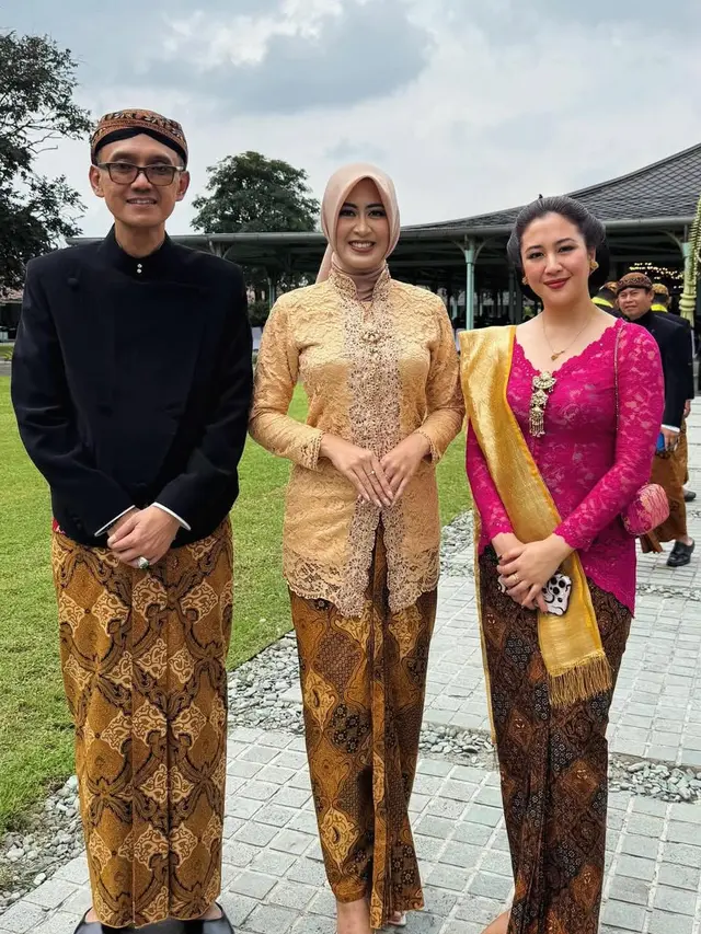 Sherina Munaf Hadir di Acara Sakral Pura Mangkunegaran Solo dengan gaya anggun. [@astridwidayani]