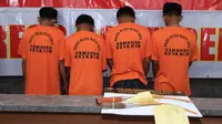 Empat pelaku perampokan minimarket 24 jam di wilayah Bekasi berhasil diamankan polisi. (Liputan6.com/Bam Sinulingga)