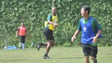 Pemain Bali United, Leonard Tupamahu, Jumat (19/2/2021), menjadi satu-satunya peserta kursus kepelatihan lisensi B di Batu Malang, yang masih aktif bermain di Liga 1. (Bola.com/Iwan Setiawan)