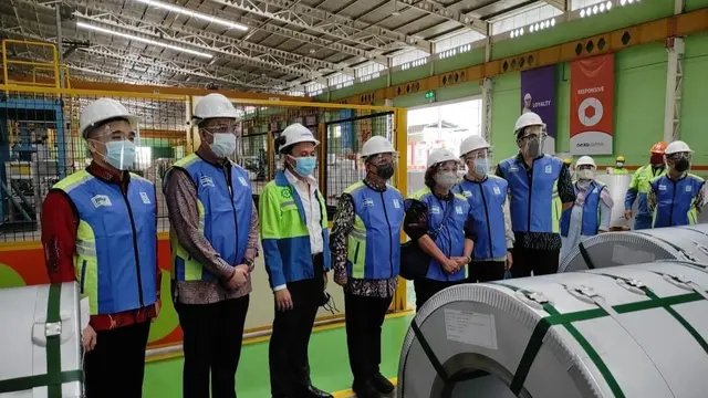Kepala BPPI Kementerian Perindustrian, Doddy Rahardi berfoto bersama dengan Direksi PT Tata Metal Lestari seusai melakukan pelepasan ekspor 100 kontainer baja berlapis aluminium. (Dok Kemenperin)