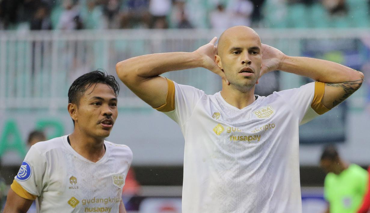 Selebrasi pemain Dewa United, Risto Mitrevski, setelah menjebol gawang Persib Bandung dalam pertandingan pekan ke-31 BRI Liga 1 2022/2023 yang berlangsung di stadion Pakansari, Cibinong, Senin (20/3/2023). (Bola.com/Ikhwan Yanuar)