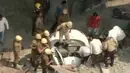 Petugas mengevakuasi mobil yang terjebak reruntuhan jembatan layang yang ambruk di Kolkata, India, Kamis (31/3). Petugas dan warga saat ini tengah mencoba menyelamatkan mereka yang tertimpa reruntuhan logam dan beton. (REUTERS/ANI via Reuters)