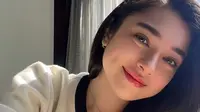 Pesona Amanda Rigby dalam Balutan Gaya Elegan dan Chic
