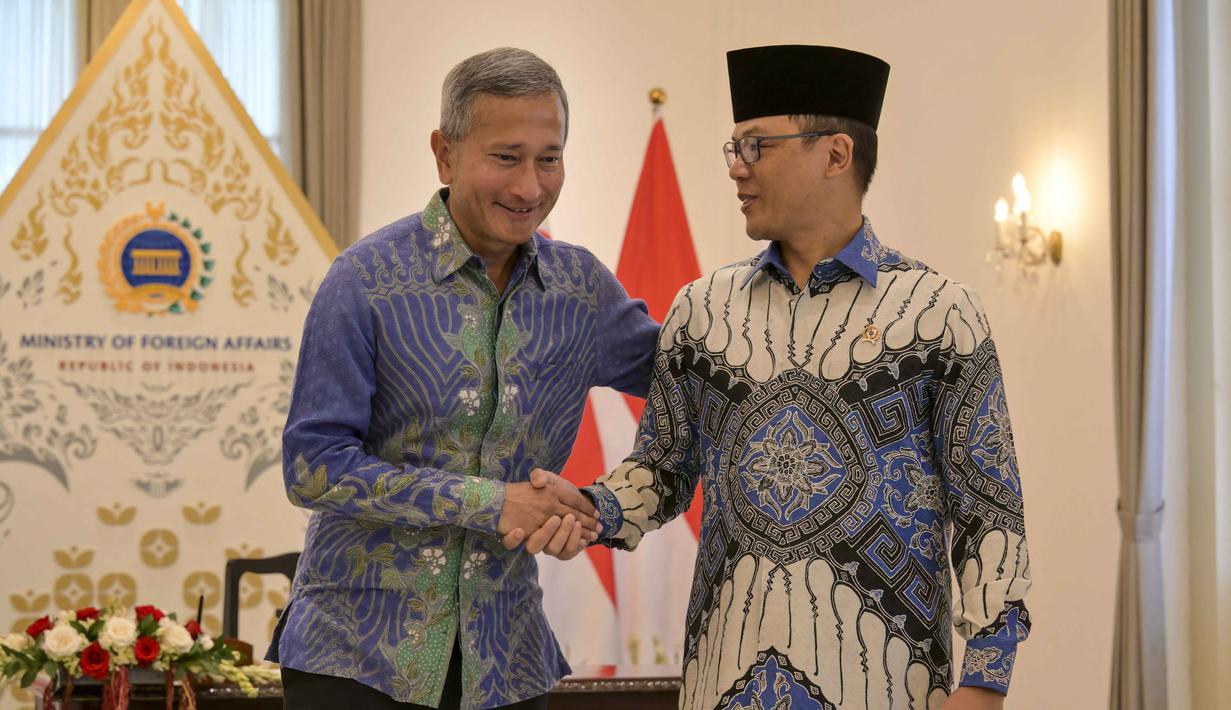 Pertemuan kedua menteri tersebut untuk memperkuat hubungan bilateral antara Indonesia dan Singapura. Tampak dalam foto, Menteri Luar Negeri Indonesia Sugiono (kanan) berjabat tangan dengan Menteri Luar Negeri Singapura Vivian Balakrishnan saat pertemuan mereka di Gedung Kementerian Luar Negeri, Jakarta pada Selasa 12 Mei 2026. (BAY ISMOYO/AFP)