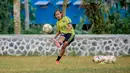 Bahkan saat PPKM (Pemberlakuan Pembatasan Kegiatan Masyarakat) Darurat, mereka tetap berlatih di Malang. Sebab, di pengujung Agustus, mereka jadi tuan rumah Arema FC Anniversary Cup Women Solidarity. (Foto: Bola.com/Iwan Setiawan)