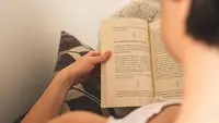 Ilustrasi membaca buku, puisi. (Foto oleh Castorly Stock : https://www.pexels.com/id-id/foto/orang-yang-membaca-buku-3945529/)