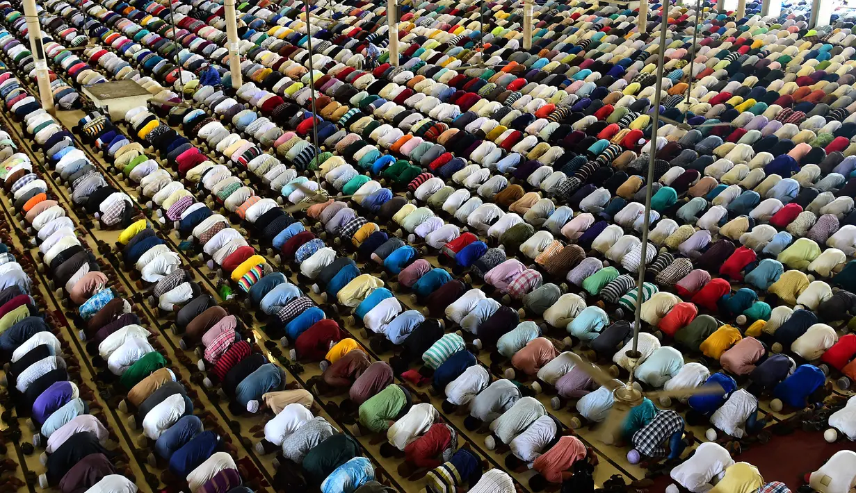 Umat Muslim Bangladesh melaksanakan Salat Jumat pertama di bulan suci Ramadan di sebuah masjid di Dhaka, Jumat (2/6). (AFP PHOTO / Munir UZ ZAMAN)