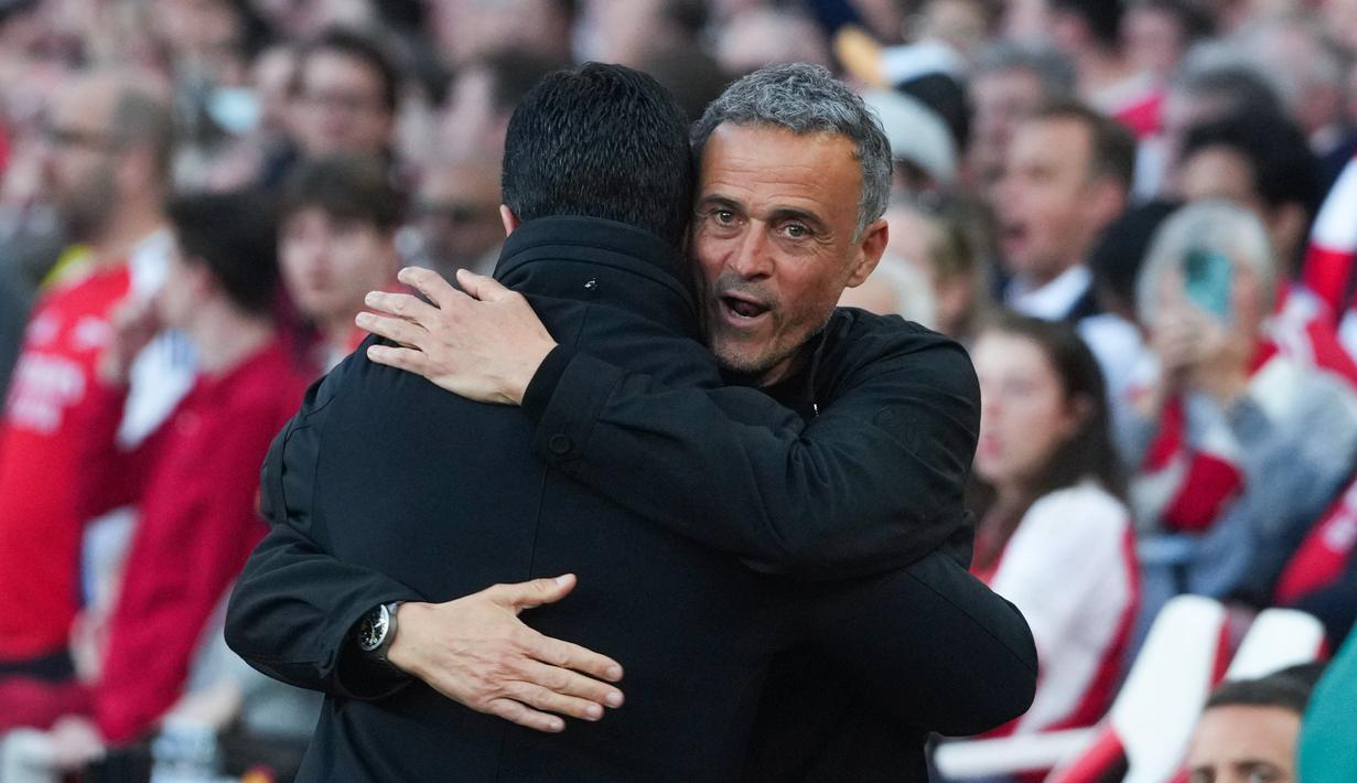 Pelatih Paris Saint-Germain (PSG), Luis Enrique, memeluk pelatih Arsenal, Mikel Arteta, setelah pertandingan leg pertama semifinal Liga Champions di Stadion Emirates, London, Rabu dinihari WIB, (30/4/ 2025). (AP Photo/Kirsty Wigglesworth)