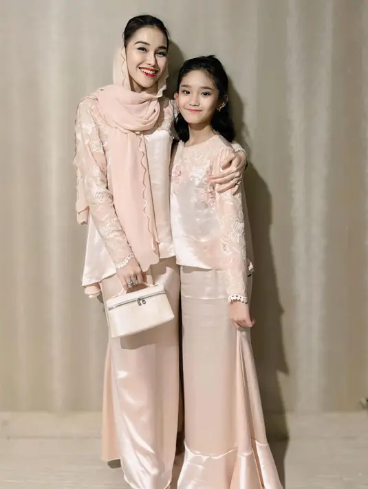 Masih di hari pertama, Ayu Ting Ting berganti pakaian mengenakan one set baju kurung berwarna peach fuzz yang elegan rancangan Yanti Adeni.   [@ayutingting92]