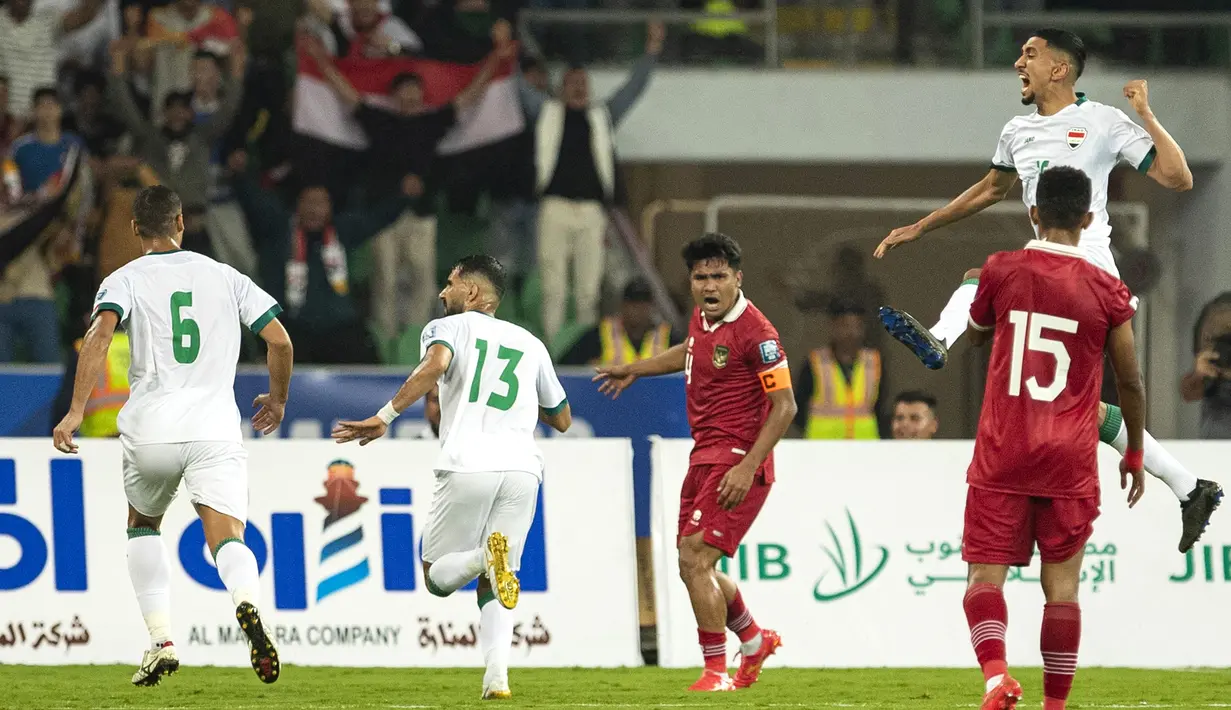 <p>Selebrasi pemain Timnas Irak,&nbsp;Bashar Rasan (dua kiri) setelah mencetak gol ke gawang Timnas Indonesia&nbsp;dalam laga pertama Grup F Kualifikasi Piala Dunia 2026 di Basra International Stadium, Irak, Kamis (16/11/2023) malam WIB. (AFP/Hissein Faleh)</p>