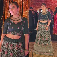 Tampak Wulan pun mengenakan gelang-gelang berlayer mirip seperti perempuan India. Lalu bagaimana menurut sahabat Fimela tampilan Wulan Guritno ini?. [@wulanguritno]