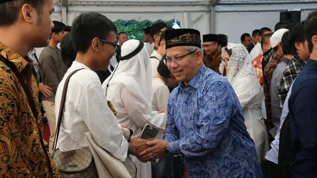 Dubes RI untuk Inggris Rizal Sukma (tengah, bati biru) di tengah perayaan Idul Fitiri 2018 di KBRI London, Inggris (15/6) (sumber: KBRI London)