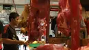 Pedagang daging sapi menunggu pembeli di Pasar Senen, Jakarta, Selasa (29/5). Rata-rata pedagang masih menjual daging sapi seharga Rp 120 ribu per kilogram. (Liputan6.com/Angga Yuniar)