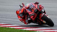 Pembalap Ducati Lenovo Francesco Bagnaia saat balapan MotoGP Malaysia 2022 di Sirkuit Internasional Sepang, Sepang, Malaysia, Minggu (23/10/2022). Francesco Bagnaia sukses menjadi juara MotoGP Malaysia 2022 disusul Enea Bastianini dan Fabio Quartararo. (MOHD RASFAN/AFP)