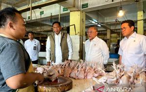Menteri Koordinator bidang Pangan Zulkifli Hasan bersama Menteri Perdagangan Budi Santoso, dan Direktur Utama Bulog Ahmad Rizal Ramdhani  sidak Pasar Kramat Jati, Jakarta Timur, Senin (29/12/2025). (ANTARA/Harianto)